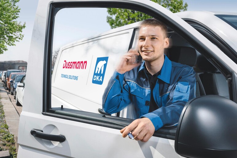 Service für Kälteanlagen vom der Dresdner Kühlanlagenbau GmbH Servicetechniker telefoniert im Transporter
